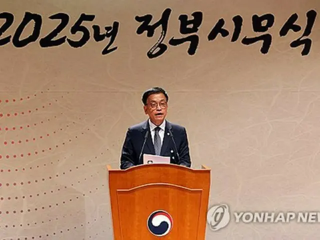 政府の仕事始め式であいさつする崔相穆氏（大統領室通信写真記者団）＝（聯合ニュース）