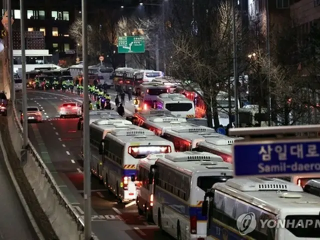 大統領公邸前の道路＝３日、ソウル（聯合ニュース）