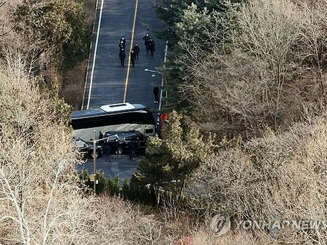 韓国の尹錫悦大統領を内乱容疑で捜査している独立捜査機関「高位公職者犯罪捜査処（公捜処）」は３日、尹大統領の拘束令状執行のため大統領公邸の敷地内に入ったが、大統領警護処の抵抗を受け、執行を中止した。敷地内の道路が車両でふさがれている＝３日、ソウル（聯合ニュース）