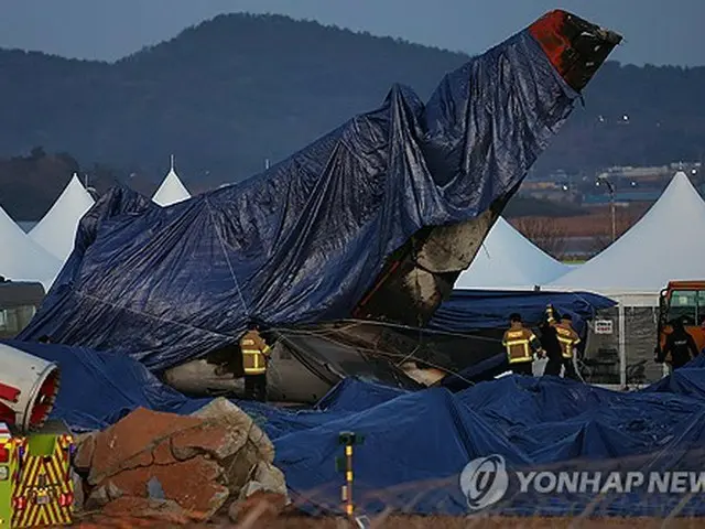 事故現場に残された機体の一部＝４日、務安（聯合ニュース）