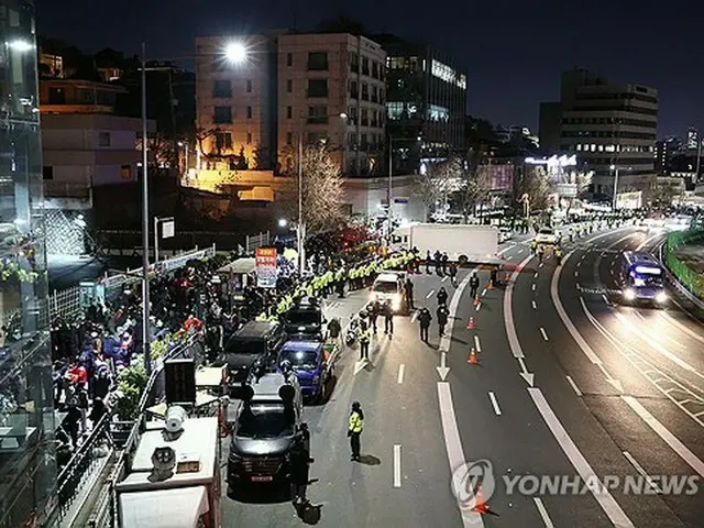 韓国の独立捜査機関「高位公職者犯罪捜査処（公捜処）」が３日早朝、尹錫悦大統領に対する拘束令状の執行に乗り出し、ソウルの大統領公邸前は一触即発の緊張感に包まれた＝（聯合ニュース）