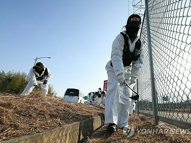 １日午後、事故現場の周辺で調査を行う警察関係者＝（聯合ニュース）