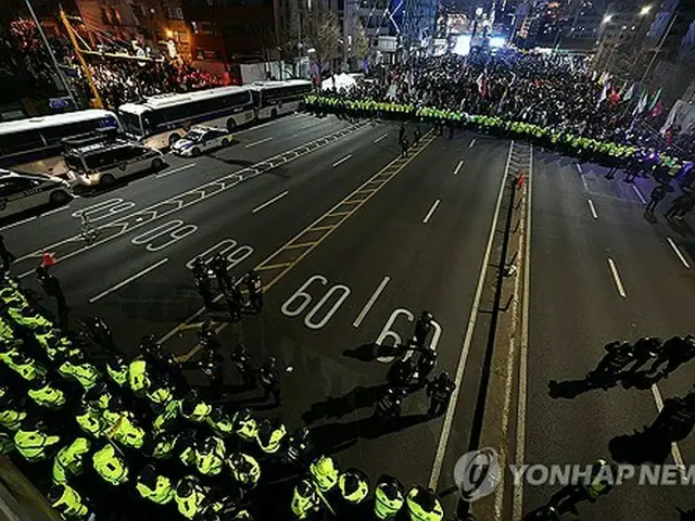 集会により通行止めになった大統領公邸付近の道路＝４日、ソウル（聯合ニュース）