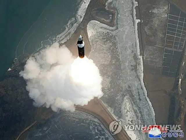 北朝鮮の朝鮮中央通信は７日、新型で極超音速の中長距離弾道ミサイルの発射実験に成功したと報じた＝（朝鮮中央通信＝聯合ニュース）≪転載・転用禁止≫