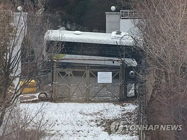 大統領公邸に向かう道路前の門＝８日、ソウル（聯合ニュース）