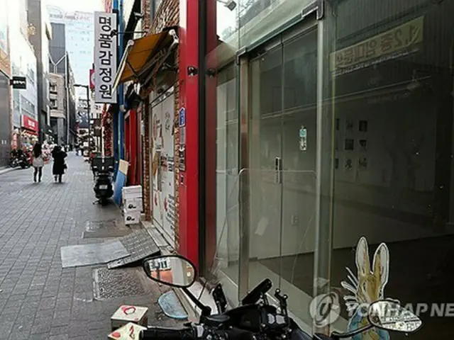 ソウルの繁華街、明洞の廃業した店舗＝（聯合ニュース）