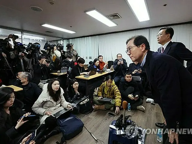 会見を行う尹大統領の弁護団＝９日、ソウル（聯合ニュース）