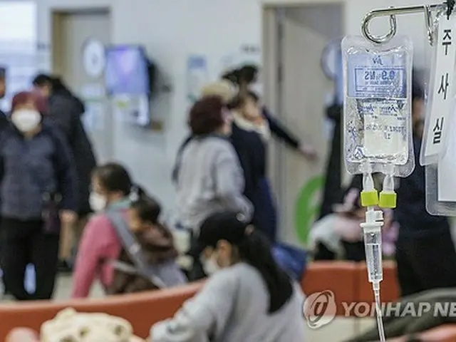 混雑するソウル市内の小児科病院＝（聯合ニュース）