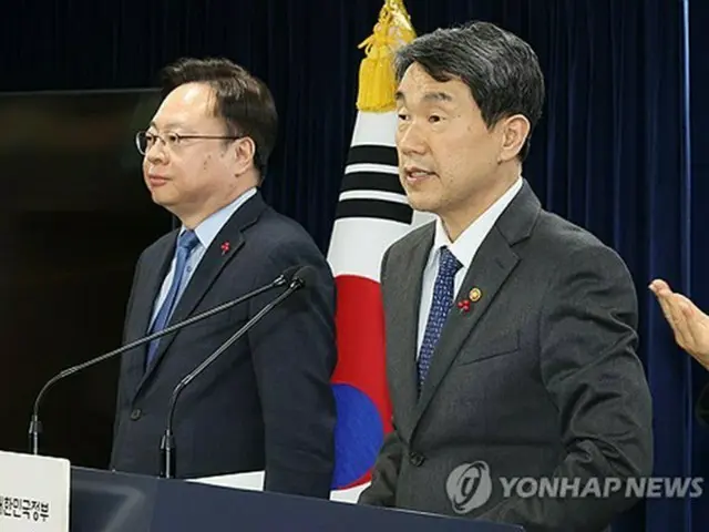 記者会見する李周浩・社会副首相兼教育部長官（右）と曺圭鴻・保健福祉部長官＝１０日、ソウル（聯合ニュース）