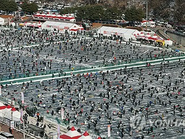 華川ヤマメ祭りの会場＝１１日、華川（聯合ニュース）