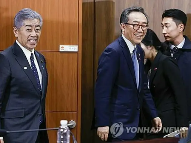 会談に臨む韓国の趙兌烈外交部長官（右）と日本の岩屋毅外相＝１３日、ソウル（聯合ニュース）