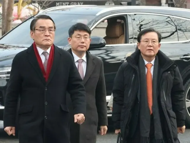 憲法裁判所に入る尹大統領の弁護団＝１４日、ソウル（聯合ニュース）