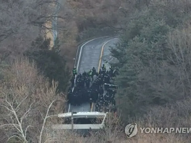 大統領公邸の敷地内に入った警察の捜査員＝１５日、ソウル（聯合ニュース）
