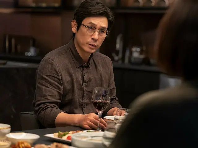 名匠ホ・ジノ監督の最新作『満ち足りた家族』、ソル・ギョング＆チャン・ドンゴンらが明かす撮影エピソード！メイキング映像解禁写真提供：（C)BILLIONS