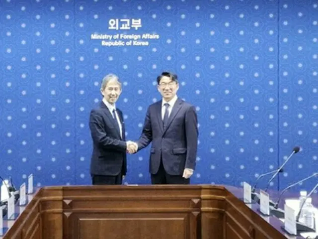 握手を交わす尹局長（右）と岩本局長（外交部提供）＝（聯合ニュース）≪転載・転用禁止≫