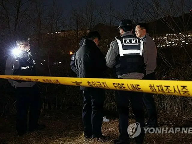 警察と消防が、男性が焼身自殺を図った現場を調べている（共同取材）＝１５日、果川（聯合ニュース）