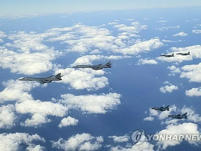 朝鮮半島付近の公海上で１５日、空中訓練を行う米戦略爆撃機Ｂ１Ｂ、韓国空軍の戦闘機Ｆ１５Ｋ、日本の航空自衛隊の戦闘機Ｆ２（韓国国防部提供）＝（聯合ニュース）≪転載・転用禁止≫