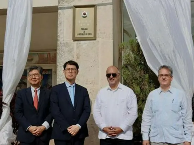 在キューバ韓国大使館の開館式に出席した両国関係者（外交部提供）＝１７日、ハバナ（聯合ニュース）