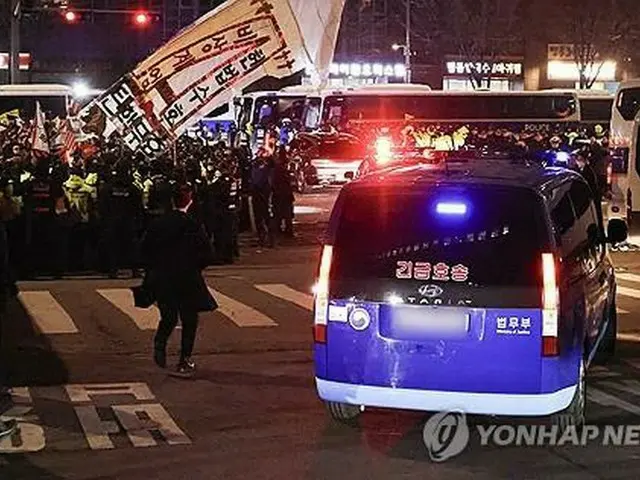ソウル拘置所に向かう尹大統領の護送車＝１８日、ソウル（聯合ニュース）