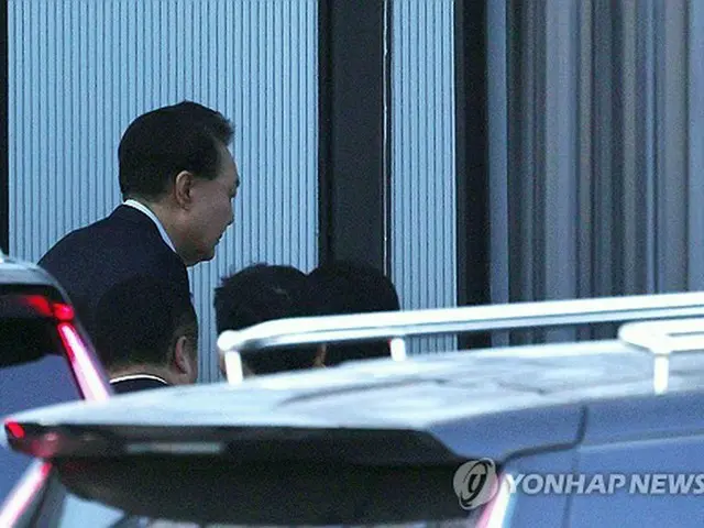 捜査当局に出頭する尹大統領＝（聯合ニュース）