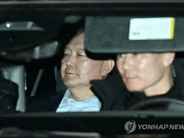 ソウル拘置所に移送される尹氏（資料写真）＝（聯合ニュース）