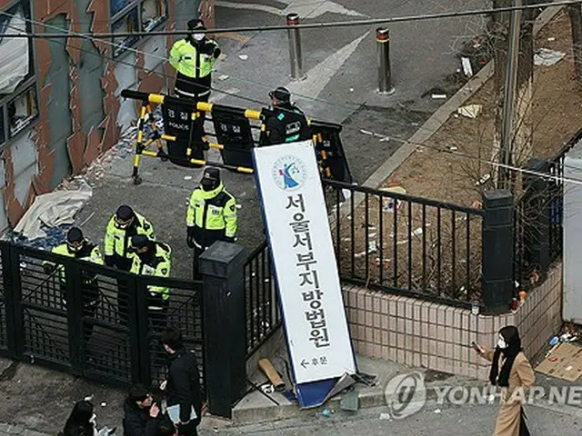 ソウル西部地裁が１９日未明に尹統領に対する逮捕状を発付したことを受け、尹氏の支持者らが同地裁の敷地内に乱入し、ガラスを割るなどした。破壊された裁判所内＝１９日、ソウル（聯合ニュース）