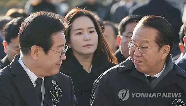 国民の力の権寧世（クォン・ヨンセ）非常対策委員長（右）と共に民主党の李在明（イ・ジェミョン）代表＝（聯合ニュース）