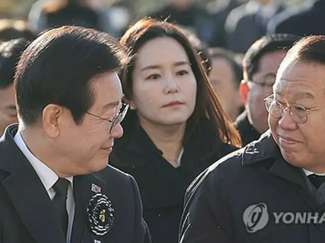 国民の力の権寧世（クォン・ヨンセ）非常対策委員長（右）と共に民主党の李在明（イ・ジェミョン）代表＝（聯合ニュース）