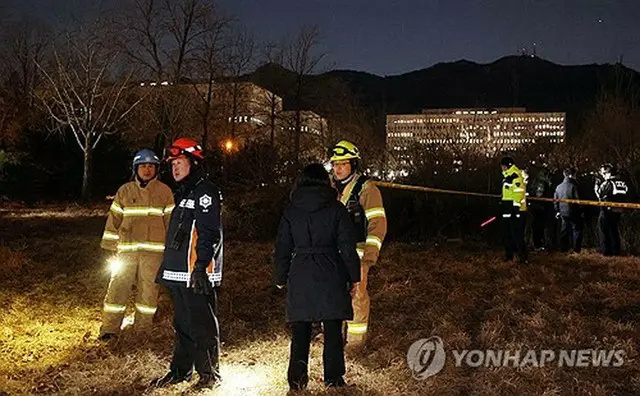 男性が焼身自殺を図った現場を調べている警察と消防＝（聯合ニュース）