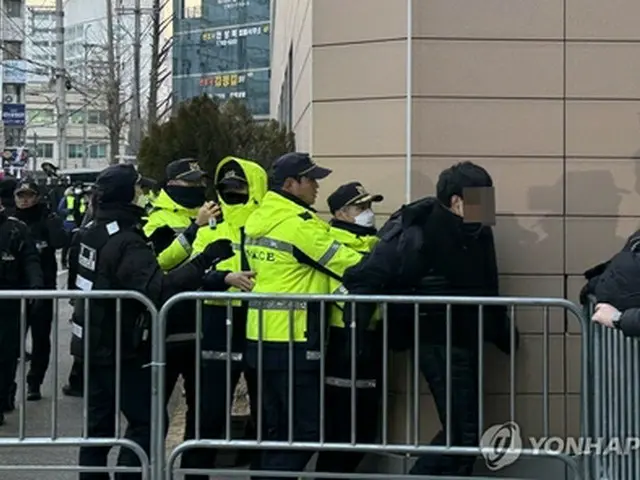 尹大統領の逮捕状発付の是非を判断する令状審査が行われた１８日、ソウル西部地裁に侵入し警察に取り押さえられたたデモの参加者＝（聯合ニュース）