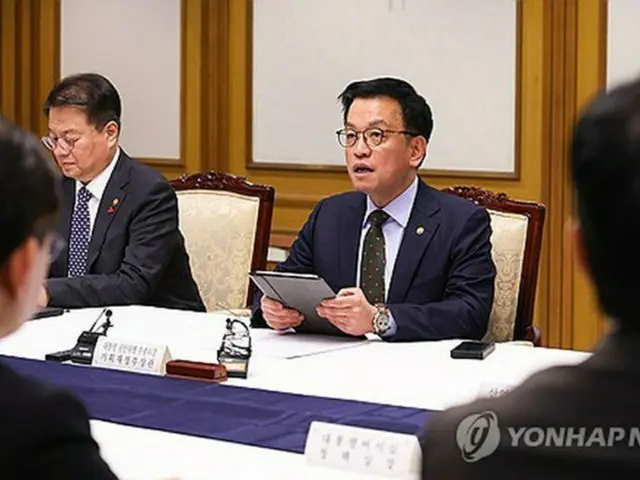 政府ソウル庁舎で開かれた対外経済懸案懇談会で発言する大統領代行の崔相穆副首相＝２１日、ソウル（聯合ニュース）