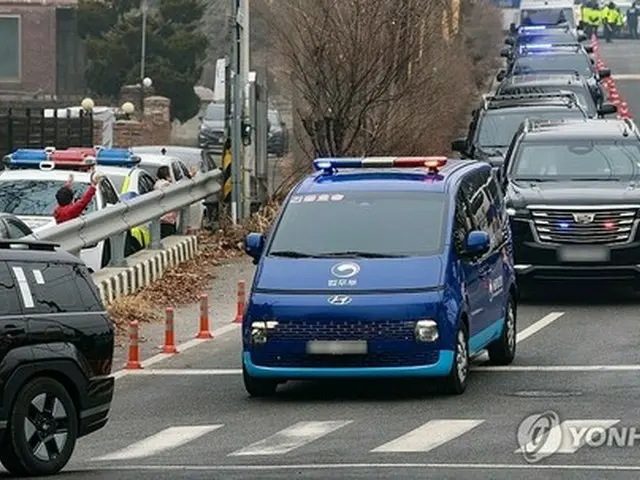 尹大統領を乗せてソウル拘置所を出発した護送車（共同取材）＝２１日、義王（聯合ニュース）