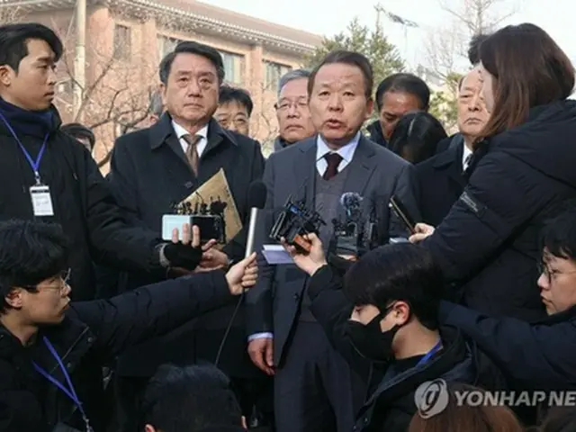 憲法裁判所に出廷する際に記者団からの質問に答える金二洙弁護士（共同取材）＝２１日、ソウル（聯合ニュース）