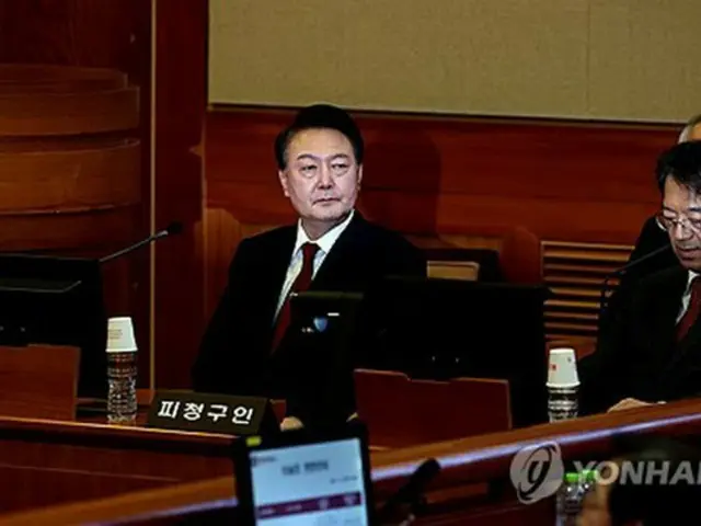 初めて弾劾審判の弁論に出席した尹大統領（左）と、車基煥弁護士（写真共同取材団）＝２１日、ソウル（聯合ニュース）