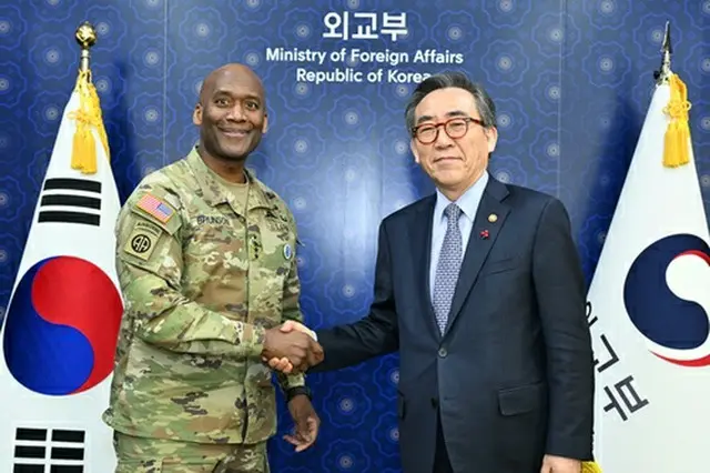 握手を交わす韓国の趙兌烈外交部長官（右）と在韓米軍のブランソン司令官（同部提供）＝（聯合ニュース）≪転載・転用禁止≫