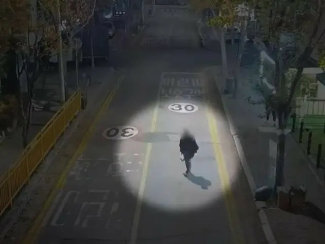 昨年11月の夜中に凶器を所持し街を歩き回っていた男の姿（写真＝韓国警察庁）