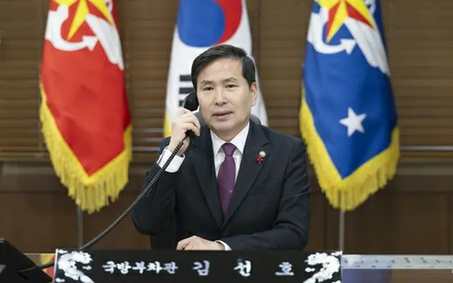 ヘグセス米国防長官と電話会談する金善鎬・国防部長官代行（同部提供）＝（聯合ニュース）≪転載・転用禁止≫