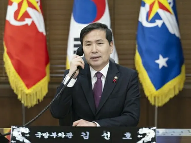 ヘグセス米国防長官と電話会談する金善鎬・国防部長官代行（同部提供）＝（聯合ニュース）≪転載・転用禁止≫