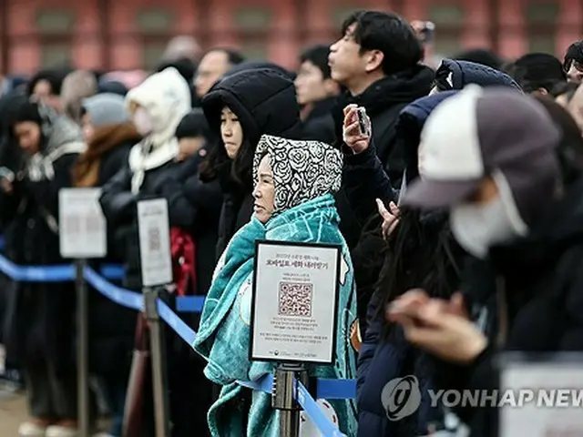 旧正月連休最終日の３０日、ソウルにある朝鮮王朝時代の王宮、景福宮を訪れた外国人観光客ら＝（聯合ニュース）