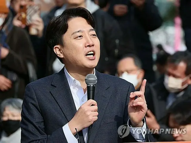 ソウルの繁華街・弘大の街頭で記者会見を行う李氏＝２日、ソウル（聯合ニュース）