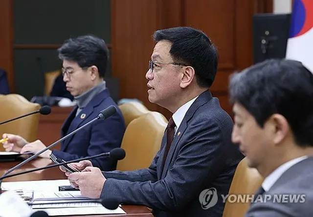 会議で発言する崔氏（大統領室通信写真記者団）＝５日、ソウル（聯合ニュース）
