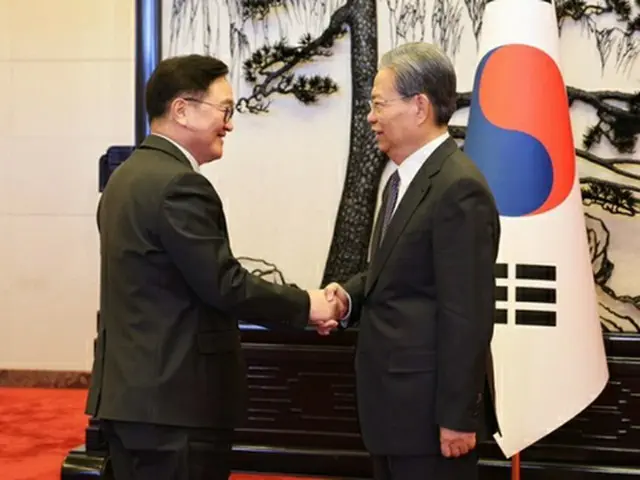 握手を交わす禹元植氏（左）と趙楽際氏（国会議長室提供）＝（聯合ニュース）≪転載・転用禁止≫