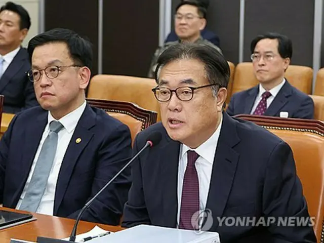 国会国政調査特別委員会で答弁する鄭鎮碩・大統領秘書室長＝６日、ソウル（聯合ニュース）