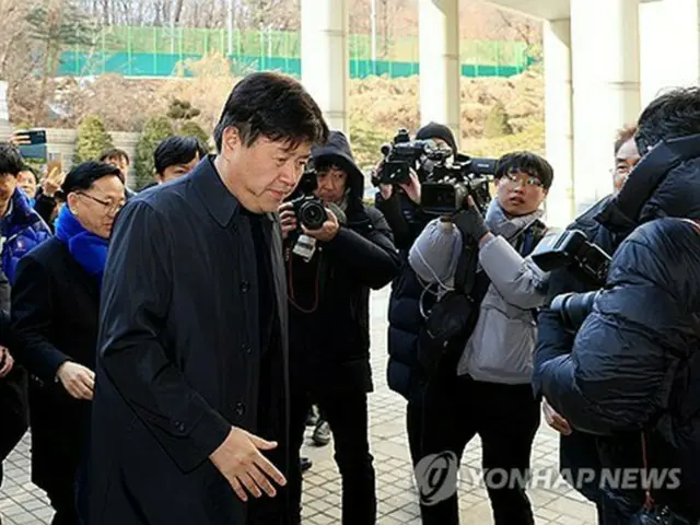 判決公判に出席するためソウル高裁に向かう金湧被告＝６日、ソウル（聯合ニュース）
