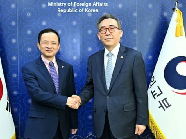 握手を交わす韓国の趙兌烈・外交部長官（右）と中国の戴兵・駐韓大使（外交部提供）＝（聯合ニュース）≪転載・転用禁止≫