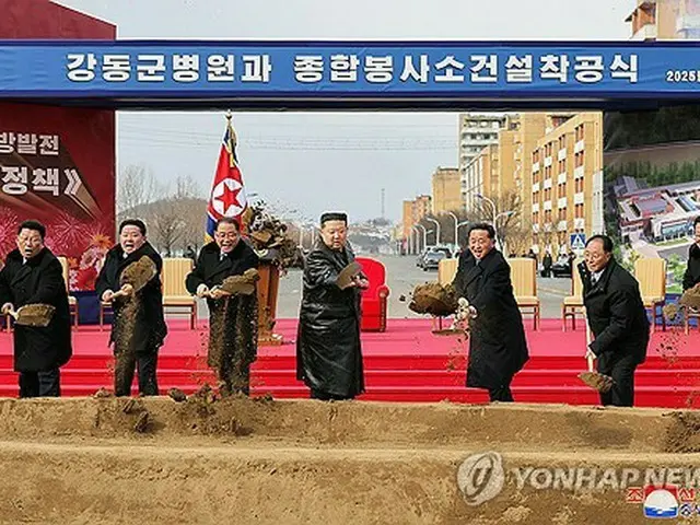 北朝鮮の朝鮮中央通信は７日、金正恩氏（中央）が６日に平壌市江東郡の病院と教育文化施設の着工式に出席したと報じた＝（朝鮮中央通信＝聯合ニュース）