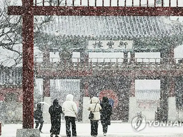 ６日に雪が降った京畿道水原市＝（聯合ニュース）
