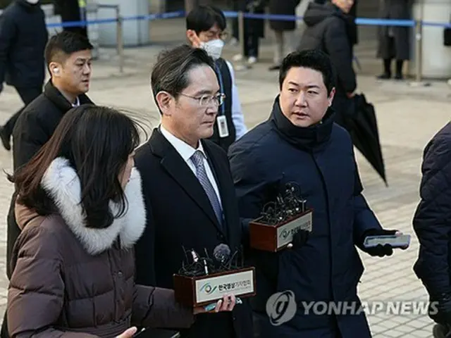 ３日、判決後に裁判所を出る李在鎔氏＝ソウル（聯合ニュース）