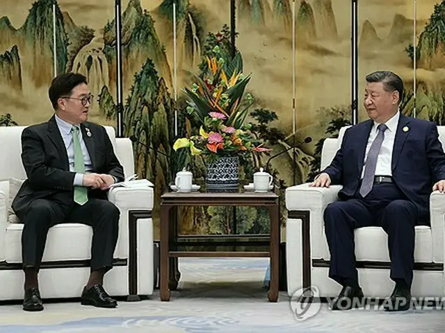 習近平国家主席（右）と面会した禹元植・国会議長（国会議長室提供）＝（聯合ニュース）≪転載・転用禁止≫
