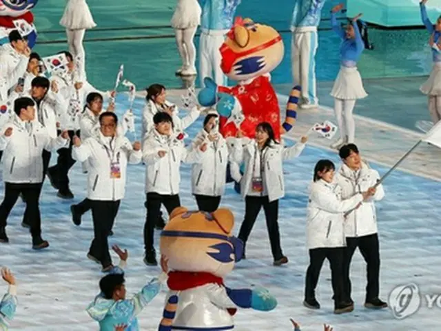 開会式に入場した韓国選手団＝７日、ハルビン（聯合ニュース）